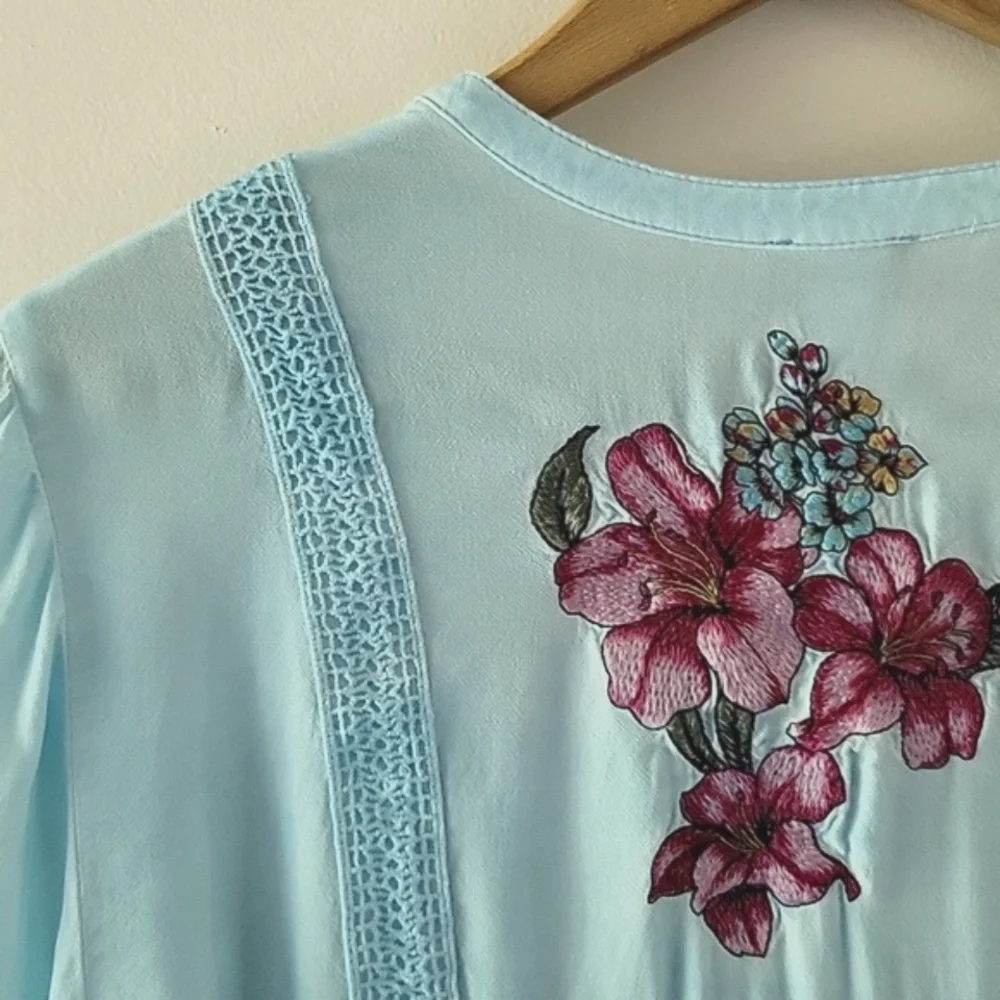 Chico's Light Blue Embroidered Boho‎ Blouse Size Medium
